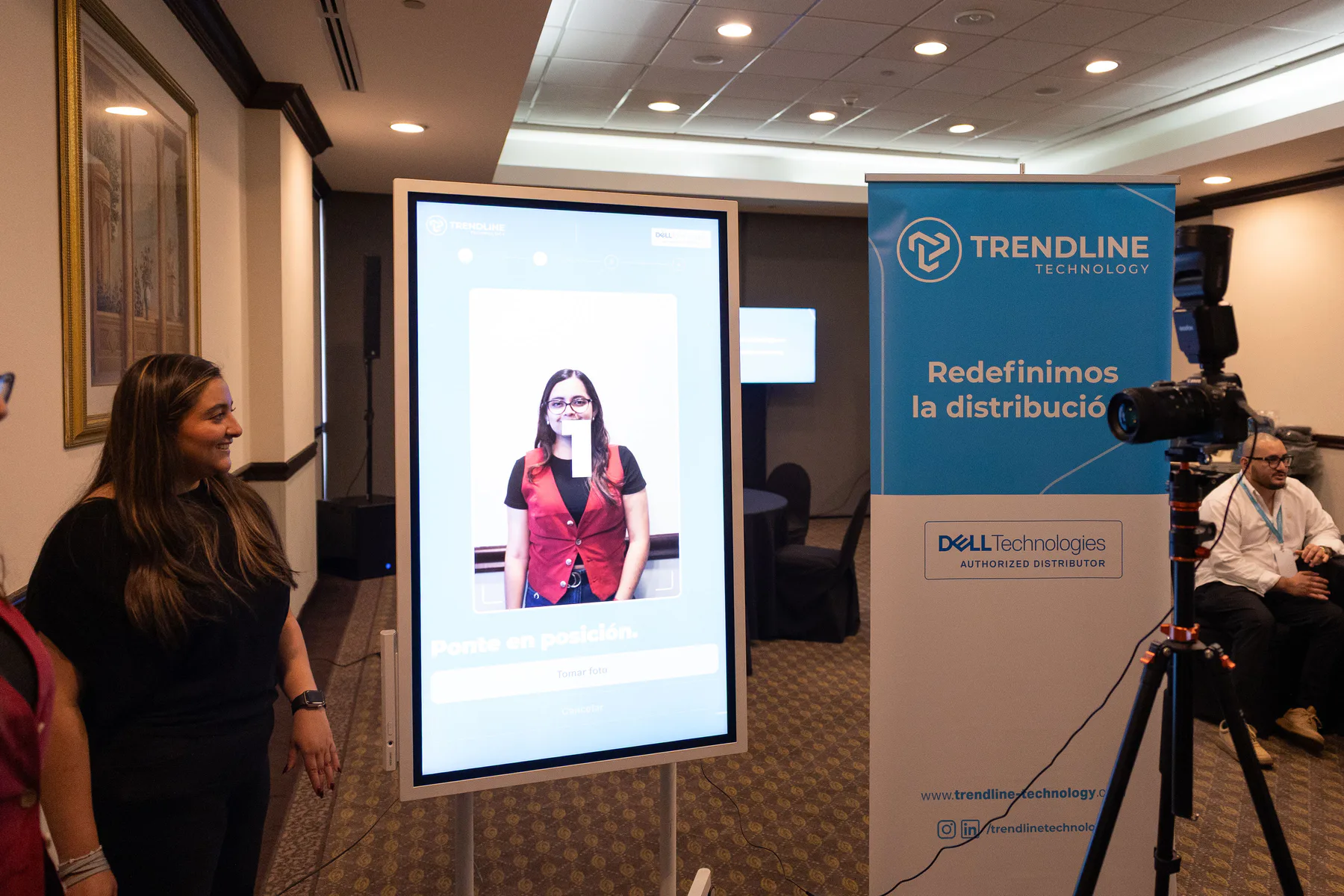 Retrato de una participante mostrado en la pantalla de una activación para Trendline Technology