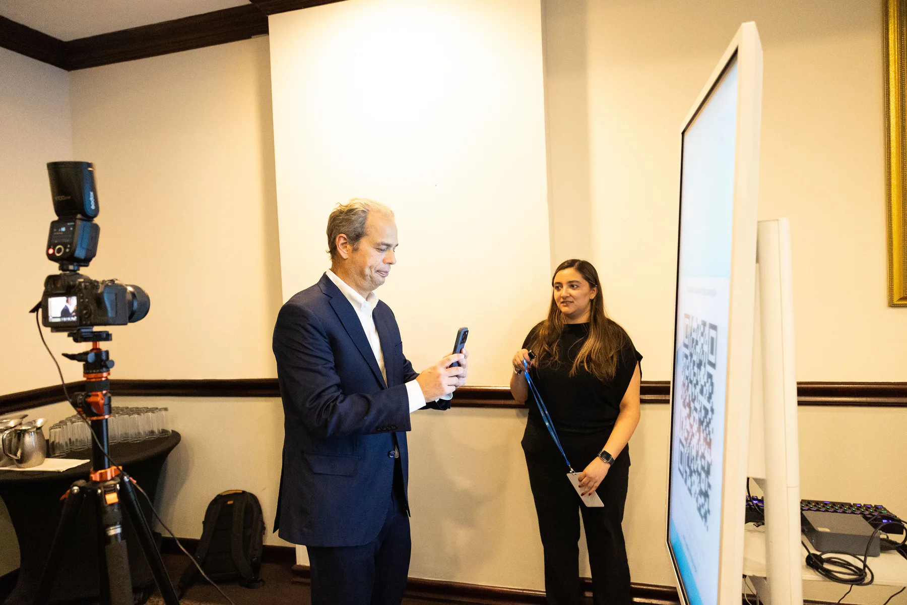Invitado interactuando con la pantalla de la activación de retrato de Trendline Technology