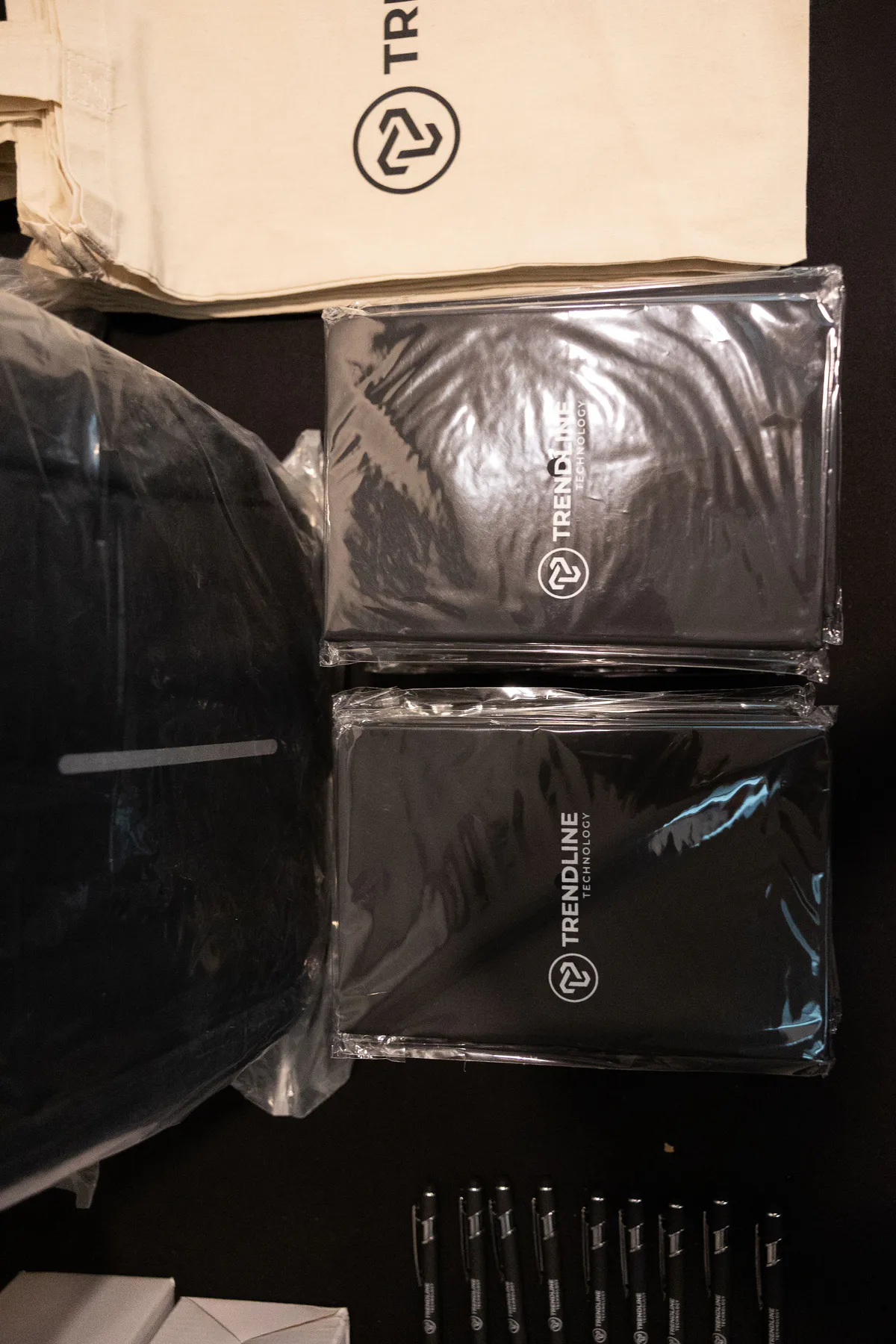 Libretas y bolígrafos con la marca Trendline preparados como obsequios del evento